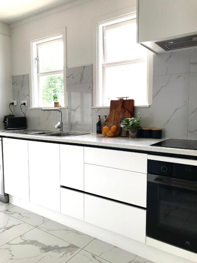 Bright & Comfy Stay In Newly Renovated Home With Parking Auckland Exterior photo