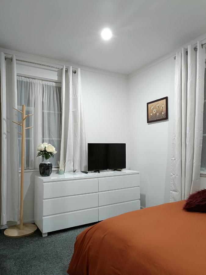 Bright & Comfy Stay In Newly Renovated Home With Parking Auckland Exterior photo