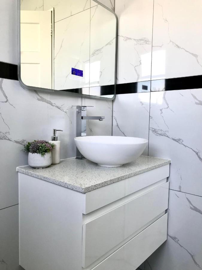 Bright & Comfy Stay In Newly Renovated Home With Parking Auckland Exterior photo