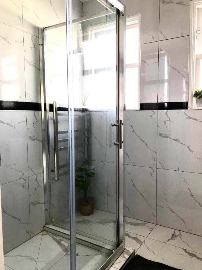 Bright & Comfy Stay In Newly Renovated Home With Parking Auckland Exterior photo